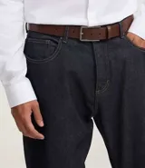 Kit de dos cinturones de cuero liso, uno negro y otro marrón, con hebilla metálica plateada y doble trabilla.