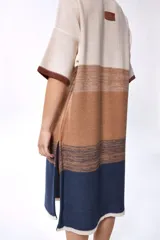 Vestido largo de fit oversized, con tejido multicolor que combina tonos rojos, fucsias y marrones.