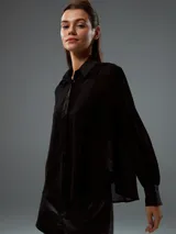Camisa negra de mangas largas con botones.