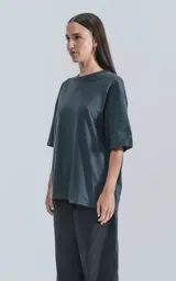 Remera corta color gris oscuro, de corte amplio y hombros caídos.