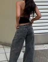 Pantalón de jean gris oscuro de corte wide leg con bolsillos delanteros y traseros.