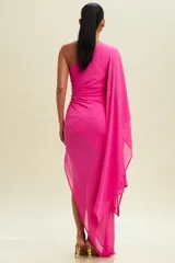 Vestido largo de fiesta color fucsia, con escote asimétrico y una sola manga larga tipo capa.