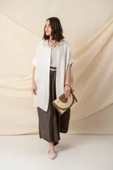 Camisa larga italiana de tela tramada color blanco, confeccionada en viscosa y tencel. Tiene calce holgado, bolsillos laterales y talle único. Se puede usar con pantalones o como túnica.