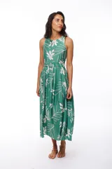 Vestido midi verde con estampado de hojas blancas, sin mangas y con cinturón.