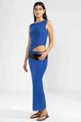 Top sin mangas color azul eléctrico, con detalle de abertura lateral en la cintura y logo metálico en la parte posterior.