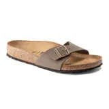 Sandalia Birkenstock modelo Madrid, color marrón topo, con tira única ajustable con hebilla metálica.