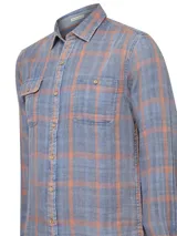 Camisa de manga larga RKF modelo Bradford, con patrón a cuadros en tonos marrón y beige. Cuenta con cuello camisero, cierre con botones, dos bolsillos en el pecho con tapeta y botón de madera, y corte modern fit.