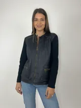 Campera negra con frente de cuero, mangas largas de tejido de lana y cierre frontal con cremallera.