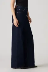 Pantalón de jean de tiro alto, corte recto y color azul oscuro.