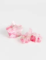 Set de dos broches para el pelo con forma de flor hawaiana, de color rosa con detalles en blanco y verde.