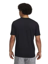 Remera blanca de hombre Under Armour Project Rock, de corte clásico y mangas cortas. Presenta un estampado en el pecho con el logo de Project Rock y la frase "Blood, Sweat, Respect".