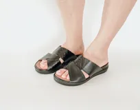 Sandalias negras de cuero con tecnología Antistress, suela de poliuretano y tacón de 3,5 cm.