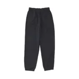Pantalón de jogging negro de felpa francesa suave, con bolsillos laterales, cordón interior y logo bordado de New Balance en blanco.