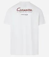 Remera blanca de algodón con corte clásico, cuello redondo y mangas cortas. Estampado frontal con un auto Chevrolet Corvette clásico en color rojo.