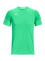 Remera deportiva verde con logo Under Armour blanco en el pecho y detalles de rayas blancas en las mangas.