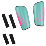 Par de espinilleras Nike Mercurial Hardshell unisex, color celeste con logo y detalles en fucsia. Incluye dos tiras de ajuste elásticas negras.