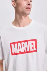 Remera blanca de manga corta con el logo de Marvel en rojo.