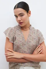Blusa estampada con cuello mao y mangas cortas con volados.