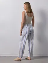 Pantalón de lino estampado a rayas verticales azules y blancas, marca DASH. Tiene pretina ancha elastizada con lazo ajustable.