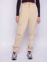 Pantalón cargo negro con puños, diseñado con cuatro bolsillos, dos de ellos laterales.