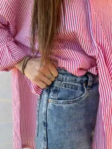 Camisa a rayas verticales rojas y blancas, de corte clásico y mangas largas.