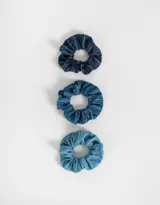 Set de tres scrunchies de tela de denim en diferentes tonos de azul con rayas blancas.