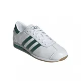 Championes Adidas Country II, color blanco con detalles en verde y suela color caramelo.
