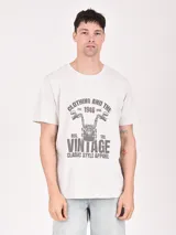 Remera gris claro con estampa vintage de moto.