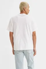 Remera de algodón blanca con logo multicolor de Levi's en el pecho, de corte relajado y manga corta.