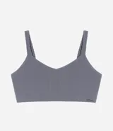 Soutien modelo top, hecho en microfibra color blanco. Prenda sin relleno, con aro, sin costura y con textura acanalada/trenzas.