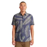 Camisa de manga corta azul con estampado de hojas color crema.