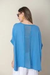 Blusa italiana color verde militar, de lino y algodón, con calado en los costados y espalda, calce holgado y dos bolsillos delanteros.