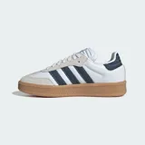 Championes Adidas Samba XLG blancos con detalles en azul marino y suela color caramelo.