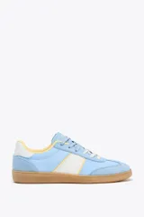 Zapatillas deportivas celestes con detalles en blanco y amarillo.