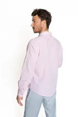 Camisa de vestir rosada de lino y algodón, de manga larga y corte clásico.