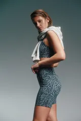 Conjunto deportivo de calza biker y top con estampado animal print en tonos de gris y negro.