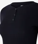 Blusa color caramelo de rib con cuello redondo, manga corta con detalle de retilínea contrastante en blanco y cierre frontal con botones.