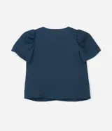 Blusa de crepé color azul petróleo, con escote en V y mangas cortas abullonadas.