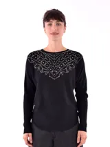 Buzo negro de tejido de punto con cuello redondo y mangas largas, decorado con apliques de strass en el canesú.