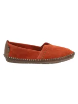 Alpargatas RKF Laurie color ladrillo de cuero suede con tachas metálicas y suela de goma antideslizante.