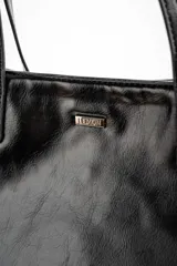 Bolso tipo tote grande color bordó, de cuero vegano, con doble asa corta.