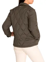 Campera color rosa pálido con diseño acolchado en forma de hojas, cuello camisero, cierre frontal con botones a presión, dos bolsillos de parche en el pecho y corte recto.