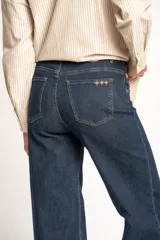 Pantalón de jean azul oscuro, corte wide leg, tiro medio, para embarazadas.