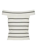 Top de punto blanco con rayas horizontales negras, escote off-shoulder y sin mangas.