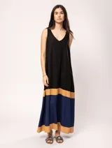 Vestido largo de lino con escote en V y bolsillos, con franjas de colores negro, azul y mostaza.