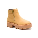 Bota Caterpillar Colorado Max Chelsea color tostado, de cuero liso, con cierre lateral de cremallera dorada y suela de plataforma con tacos.
