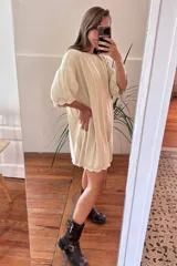 Vestido corto color borgoña con lurex y ruedo ondulado.