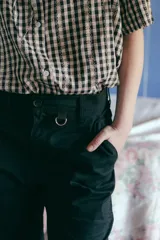 Pantalón de trabajo negro de gabardina con tiro medio, cintura ajustable, cinta utilitaria trasera, bolsillo para metro bordado y cinta reflectiva en los bajos.