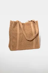 Bolso tipo tote bag color marrón claro, con textura de peluche y detalles en cuero sintético color beige.