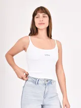 Musculosa blanca de algodón con breteles finos y estampado de un pez pequeño en el centro del pecho.